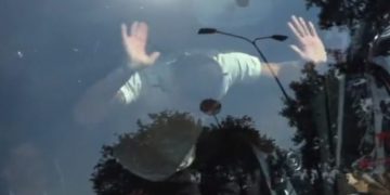 VIDEO/ Xhami i autobusit kriset nga goditjet e Ibrahimovic, po bën xhiron e rrjeteve sociale