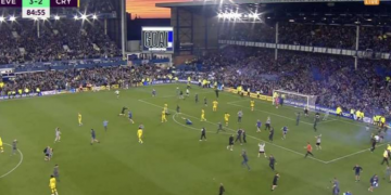 VIDEO/ Skena të pazakonta në Premier League, tifozët e Everton futen në fushë për të festuar me lojtarët në minutën e 85 për përmbysjen e madhe