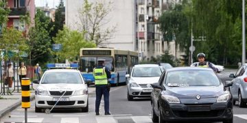 Shoferi sulmon të moshuarën dhe e rreh me shkop, sepse po kalonte rrugën ngadalë, por merr dënim qesharak