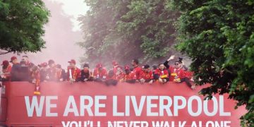 VIDEO/ Pamje surreale nga Liverpool! Mbrëmë dështonin në finalen e Champions League, sonte festojnë si të “çmendur”