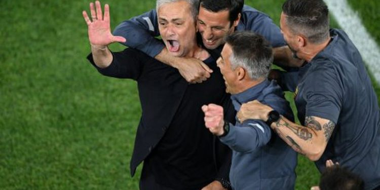 Festë e madhe/ Erdha, pashë, fitova! Mourinho mbetet unik, vendos një rekord special në Evropë: Trajneri i parë në histori që …