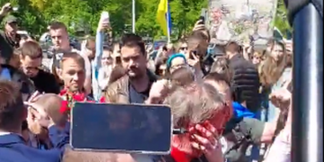 VIDEO/ “Përgjaket” ambasadori rus nga protestuesit që në turmë nisin të ulërasin: Përkrahësit e Ukrainës e qëllojnë me…