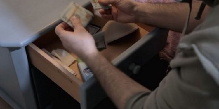 Dy italian mashtrojnë të moshuarën dhe i vjedhin shumën marramendëse