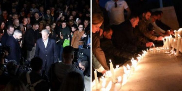 VIDEO për të mos u humbur/ Sali Berisha tenton të vendo qiririn te “vendi i krimit” të 21 Janarit në kryeministri, por nuk ia del: I vjen në ndihmë Flamur Noka, por i fiket fare