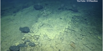 VIDEO/ Rruga me tulla të verdha për në Atlantidë?! Studiuesit zbulojnë formacion të pabesueshëm shkëmbor mbi qytetin e humbur ‘mistik’