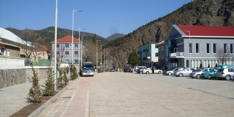 Tjetër tragjedi! Vdesin nëna 42 vjeç dhe dy vajzat 15 dhe 18 vjeç në Fushë Arrëz:  Bien në kontakt me energjinë elektrike