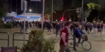 VIDEO/ E tmerrshme në Tiranë, tifozët hollandezë shkatërrojnë ç’u del para; dikush nxjerr pistoletën në turmë