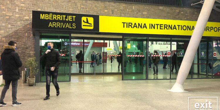 Fluksi në aeroportin e Rinasit! Gjendet zgjidhja e parkimit të avionëve që vijnë nga Italia