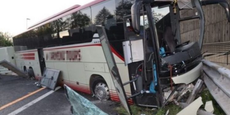 Aksident i rëndë në Austri, autobusi me pasagjerë nga Kosova përplaset me trafik-ndarësen, të paktën 19 të plagosur