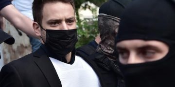 Tragjedia greke! Piloti u dënua me burgim të përjetshëm, nëna e Caroline merr vendim për fëmijën e mitur të çiftit: “Hyn në lojë” një tjetër person