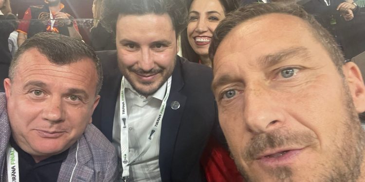 Jashtë politikës: Balla ndjek ndeshjen me Abazoviç dhe yllin e futbollit italian Toti në ‘Air Albania’
