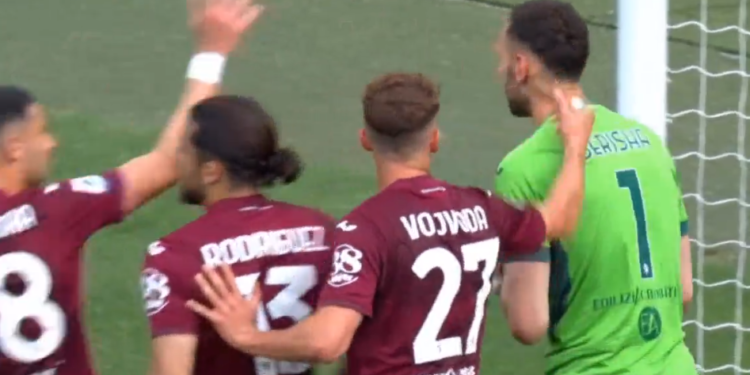 VIDEO/ Etrit Berisha po përjeton “rini të dytë”, i pret penalltinë Insigne dhe shpërthen gjithë stadiumi i Torinos për gardianin shqiptar