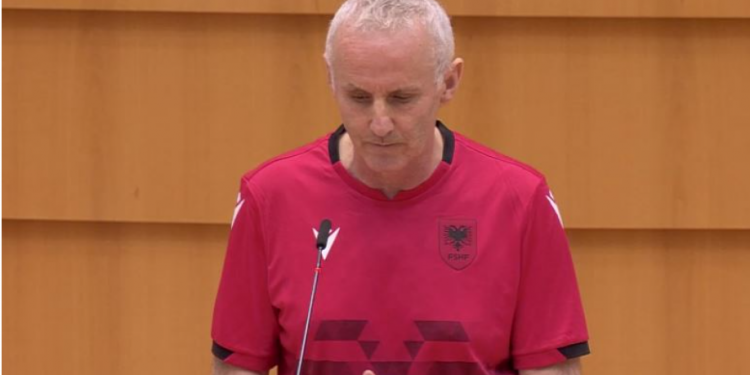 Eurodeputeti irlandez mban fjalim me bluzën e kombëtares shqiptare në Parlamentin Europian