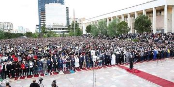 Mijëra besimtarë myslimanë falën Fitër Bajramin në Sheshin ‘Skënderbej’