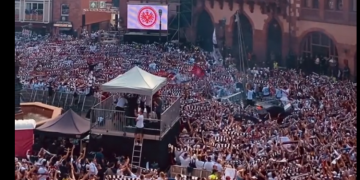 VIDEO/ I gjithë Frankfurti është në festë, tifzoët i bëjnë pritje madhështore ekipit pasi fitoi Europa League-n