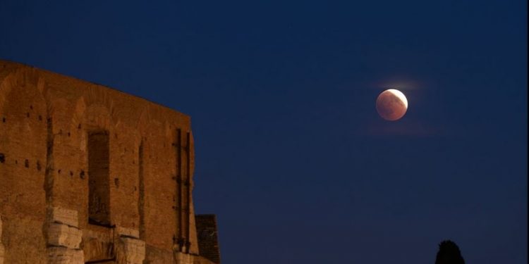 Çfarë ndodhi pas mesnate? Hëna “vishet me të kuqe”!