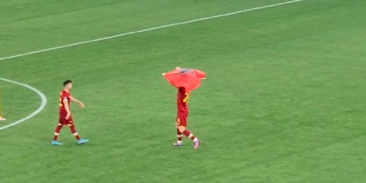 VIDEO/ Pikante nga Air Albania, Kumbulla feston me flamurin kuqezi