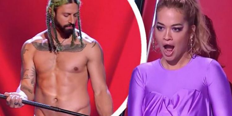 Një konkurrent në “The Voice Australia” zhvesh këmishën, Rita Ora nuk i reziston: Të dua, a është shumë shpejt?