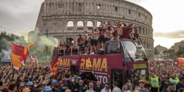 VIDEO/ 100 mijë tifozë “djegin” Romën, Zaniolo dhe Mou dhurojnë show, turma vendos në “siklet” presidentin Friedkin