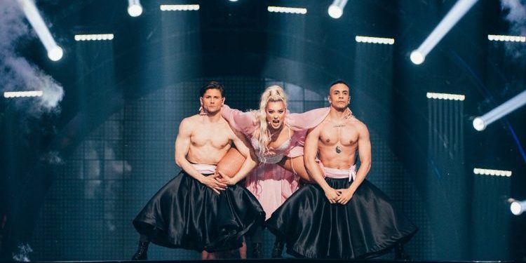 “Ngrinë” Ronela Hajati gjysëm e zhveshur! ‘Sekret’ nuk kualifikohet për finalen e Eurovision