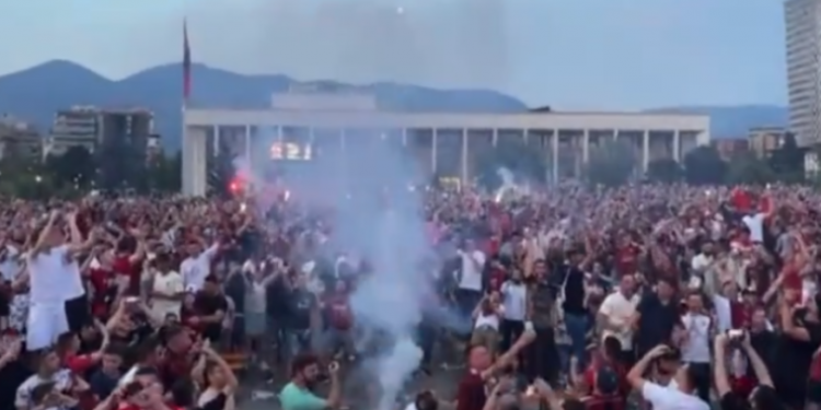 VIDEO/ Të çmendur pas Serisë A, shihni festën e madhe në Sheshin Skënderbej pasi Milani fitoi titullin kampion