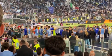 VIDEO/ Largohet drejt Fulham: Stadiumi i Lacios dhe të gjithë shokët e ekipit përcjellin Thomas Strakoshën për largimin