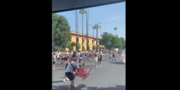 VIDEO/ Duhet të kenë kujdes edhe në Tiranë! Fluturojnë karriket kokës, tifozët përleshen para finales së Europa Leagues