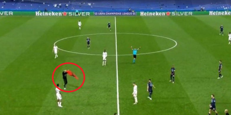 Fantastike/ Tifozi futet në fushë me flamurin e Shqipërisë, përqafon Benzeman gjatë ndeshjes Real Madrid-Manchester City