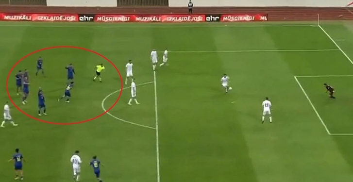 VIDEO/ Marrëzia e vitit vjen nga Andorra në Ligën e Kombeve, tentuan grackën për të nxjerrë në pozicion jashtë loje rivalët dhe pësojnë golin e çuditshëm