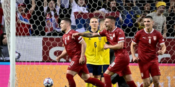 Serbia shkakton befasinë duke mundur Suedinë, Maqedonia e Veriut mposhtet thellë në shtëpi nga Gjeorgjia