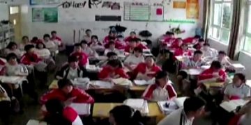 VIDEO/ Tërmeti i fuqishëm me magnitudë 6.1 godet këtë shtet: Shihni si e përjetojnë vogëlushët e një shkolle