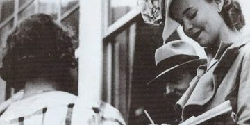 Gazetari i njohur publikon foton e Mbretëreshës Geraldinë 22-vjeçare: Një ndër më të bukurat. Zogu i dërgoi një korrier dhe një buqetë të madhe me lule për…