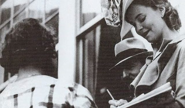 Gazetari i njohur publikon foton e Mbretëreshës Geraldinë 22-vjeçare: Një ndër më të bukurat. Zogu i dërgoi një korrier dhe një buqetë të madhe me lule për…