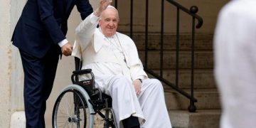 “Fryma e kësaj bote është e ngutshme”! Papa Françesku mban predikimin e së dielës ulur në një karrocë me rrota