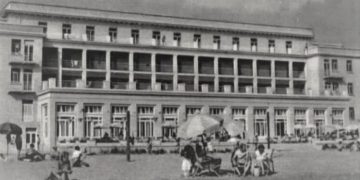 “Te Hotel ‘Adriatik’-u, krenaria e ‘Albturist’, uji vjen me cisternë, plazhi publik s’ka çadra, por çarçafë të lidhur në katër shkopinj dhe rroba banje të qepura vetë me…”!