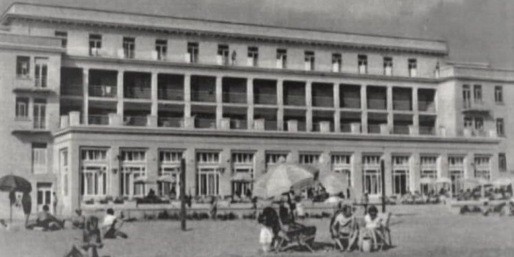 “Te Hotel ‘Adriatik’-u, krenaria e ‘Albturist’, uji vjen me cisternë, plazhi publik s’ka çadra, por çarçafë të lidhur në katër shkopinj dhe rroba banje të qepura vetë me…”!