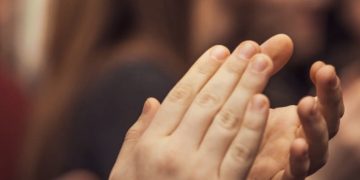 Historia / Kur, si dhe pse lindën duartrokitjet?