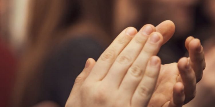 Historia / Kur, si dhe pse lindën duartrokitjet?