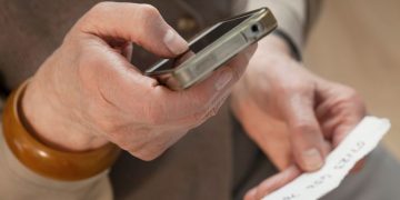 Tre milion numra telefoni të shqiptarëve për shitje online. Mister kush i nxori