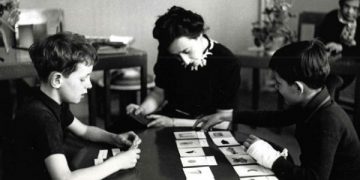 Historia e Maria Montessorit, një mësuese që dha djalin e saj për të mësuar fëmijët e botës