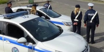 VIDEO/ ‘Tërbohet’ i riu shqiptar në Greqi, tmerron kalimtarët, godet me sëpatë makinat në rrugë. Ja momenti kur shtrihet përtokë nga policia