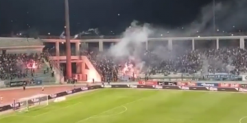 VIDEO/ Pamje skandaloze! Tifozët grekë sulmojnë ata të Kosovës me flakadanë, arbitri ndërpret ndeshjen