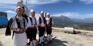 Kikia mendon nga këngët, jo se i shkon pas kufomave që duken si heronj apo është e vërtetë: Jemi popull servil e pa shtylle kurrizore!