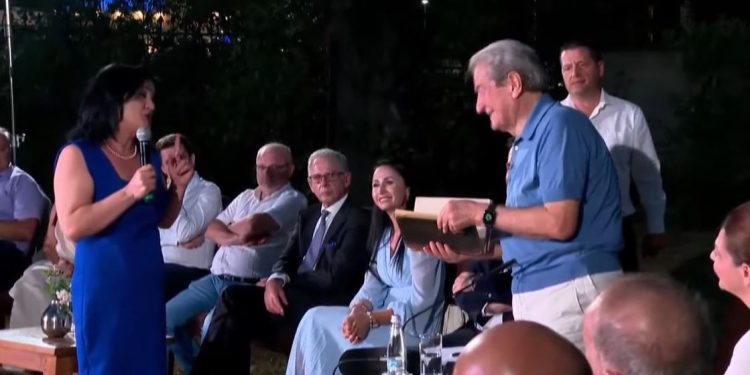 Arsimtarja nga Elbasani … “intelektuale” dhuratë Sali non gratës: Shqipëria do të bëhet doktor…