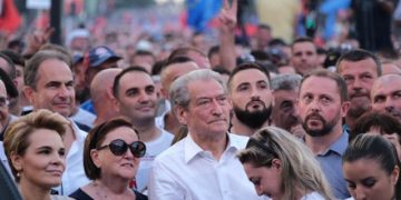 “Foltorja” dështim të suksesshëm! Berisha zbythet pas ultimatumit të SHBA: Tubimit i bashkohet Kryemadhi, Topalli dhe familja “Berisha”! Ja çfarë ndodhi në protestë