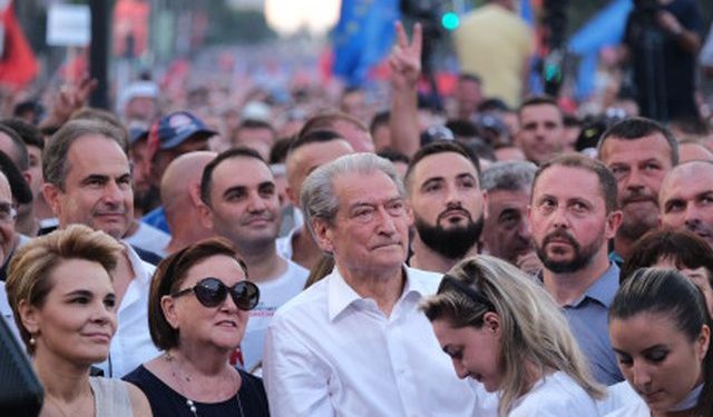 “Foltorja” dështim të suksesshëm! Berisha zbythet pas ultimatumit të SHBA: Tubimit i bashkohet Kryemadhi, Topalli dhe familja “Berisha”! Ja çfarë ndodhi në protestë