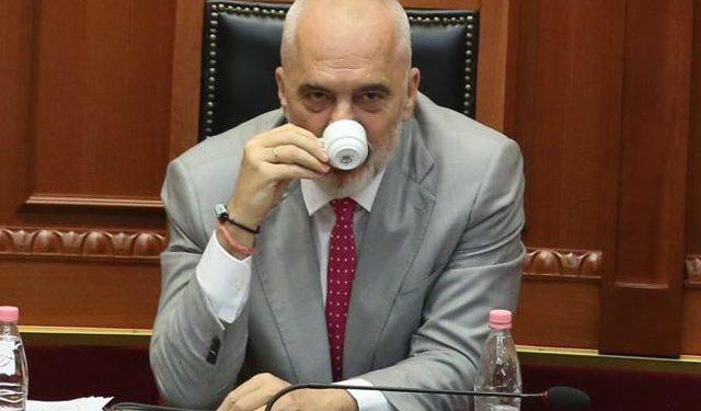 Ore do më lini rehat të pi këtë kafen apo jo?! (Foto)