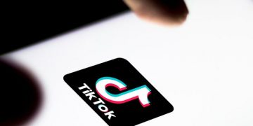 TikTok-u i mbushur me reklama sekrete të dyshimta