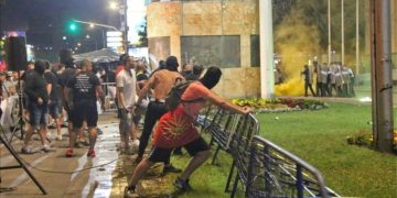 Alarmohet Brukseli! Ja si Vladimir Putin po “zgjat duart” në Ballkanin Perëndimor: Protestat anti SHBA dhe anti BE që po përhapen në Maqedoni, Malin e Zi dhe Shqipëri po përdoren nga Rusia