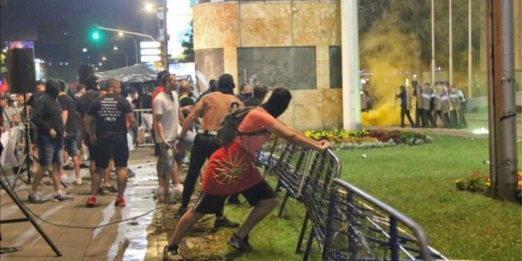 Alarmohet Brukseli! Ja si Vladimir Putin po “zgjat duart” në Ballkanin Perëndimor: Protestat anti SHBA dhe anti BE që po përhapen në Maqedoni, Malin e Zi dhe Shqipëri po përdoren nga Rusia